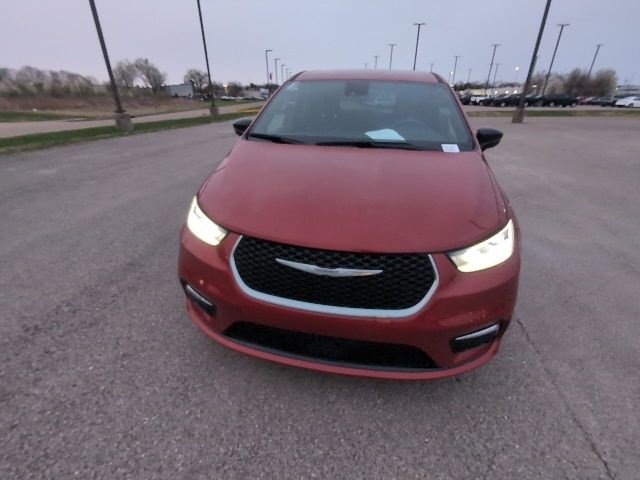 Used 2025 Chrysler Pacifica Select image 10