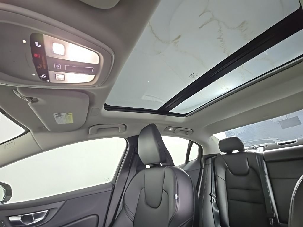 Certified 2025 Volvo S60 B5 Core image 28