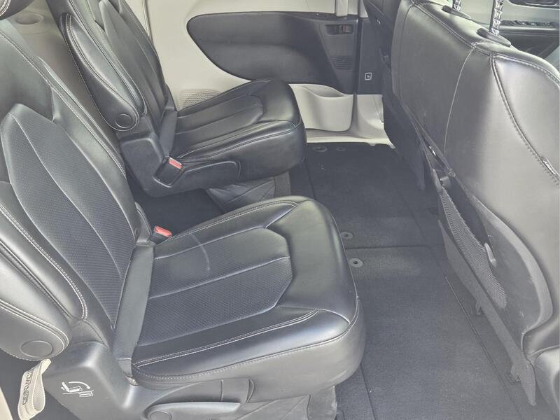 Used 2023 Chrysler Pacifica Touring-L FWD image 18