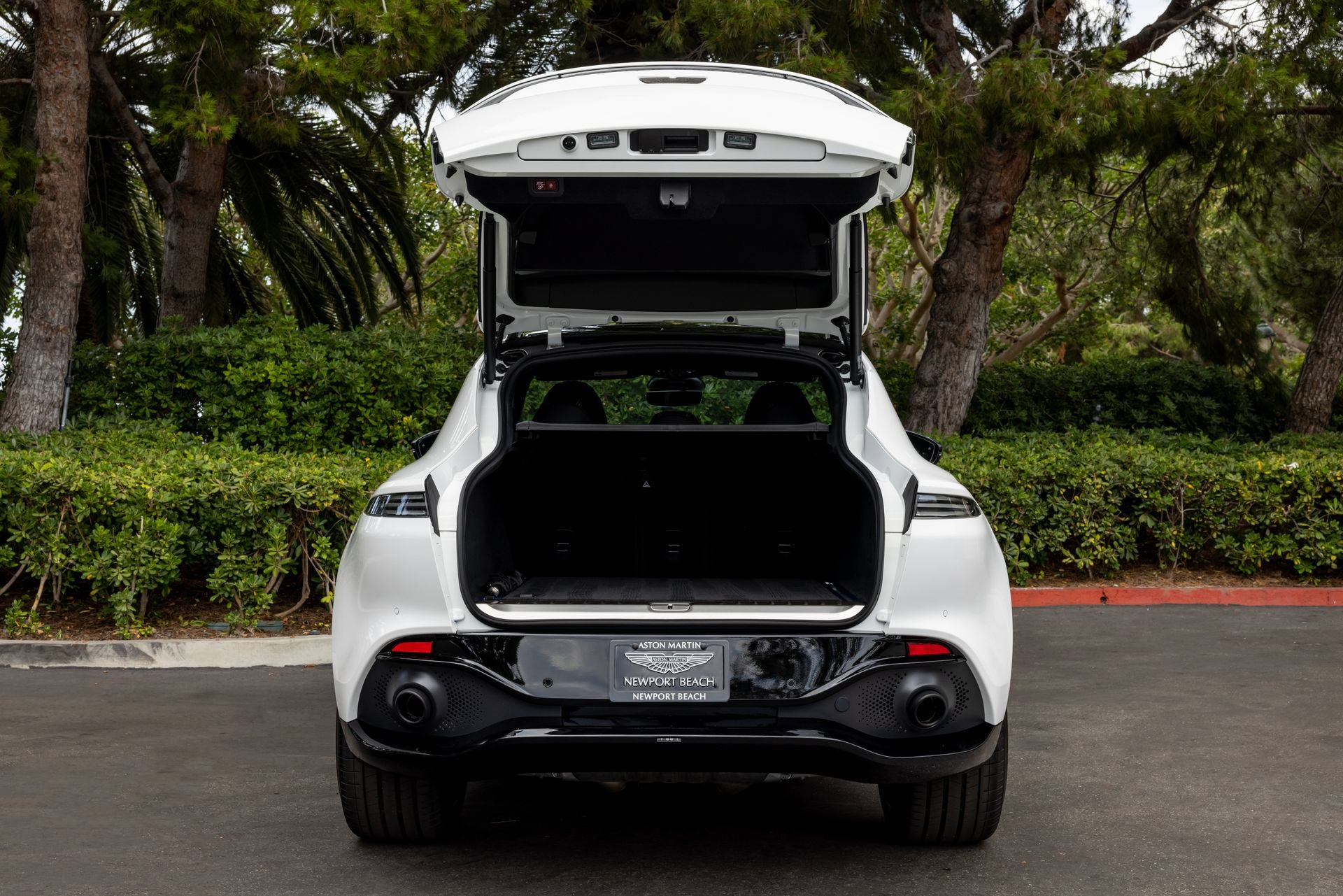 Used 2021 Aston Martin DBX AWD/4WD image 7