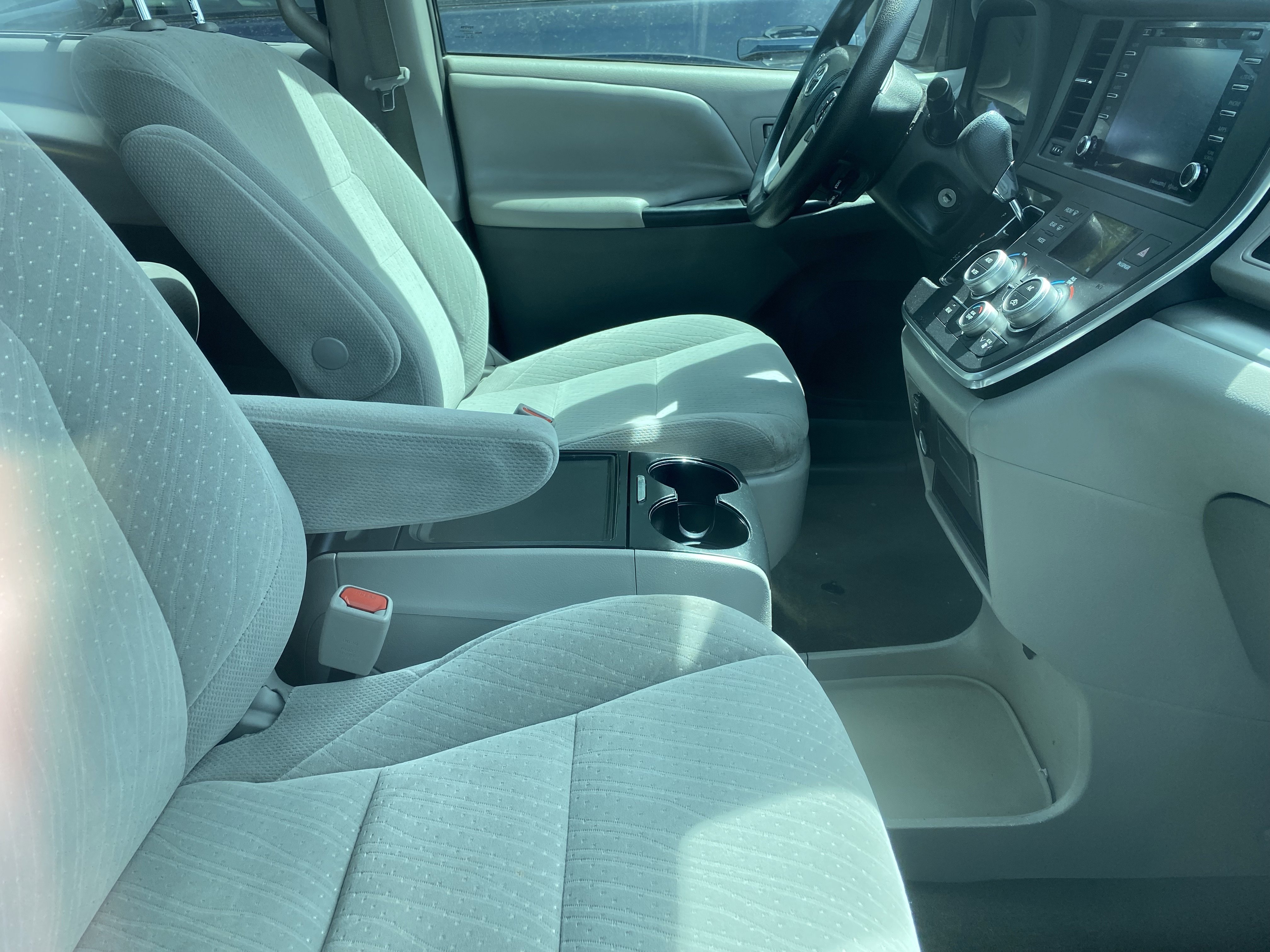 Used 2018 Toyota Sienna LE w/ Carpet Mat Package FWD image 9