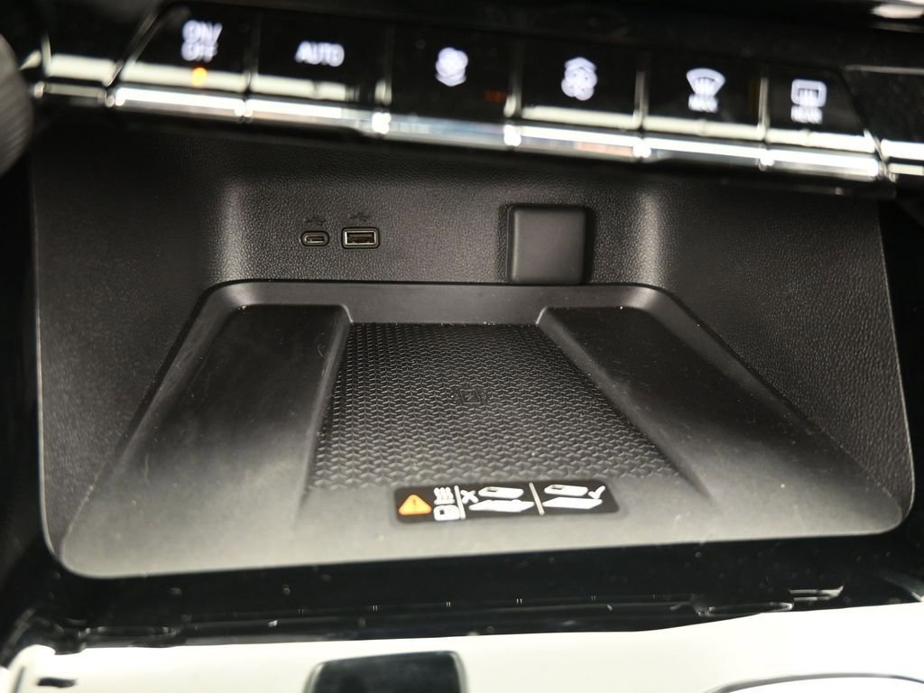 Used 2025 Chevrolet Traverse LT image 26