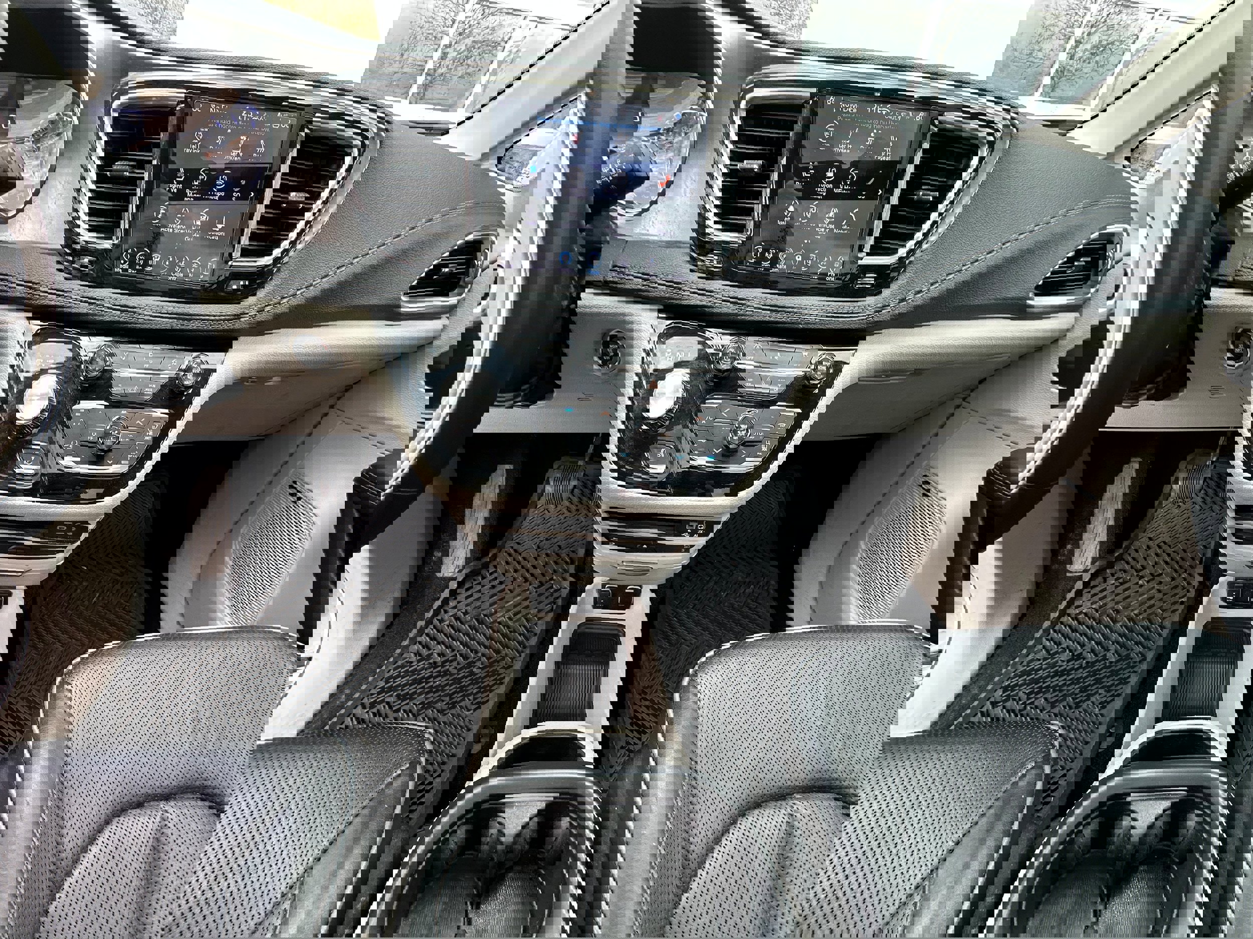 Used 2018 Chrysler Pacifica Limited image 36