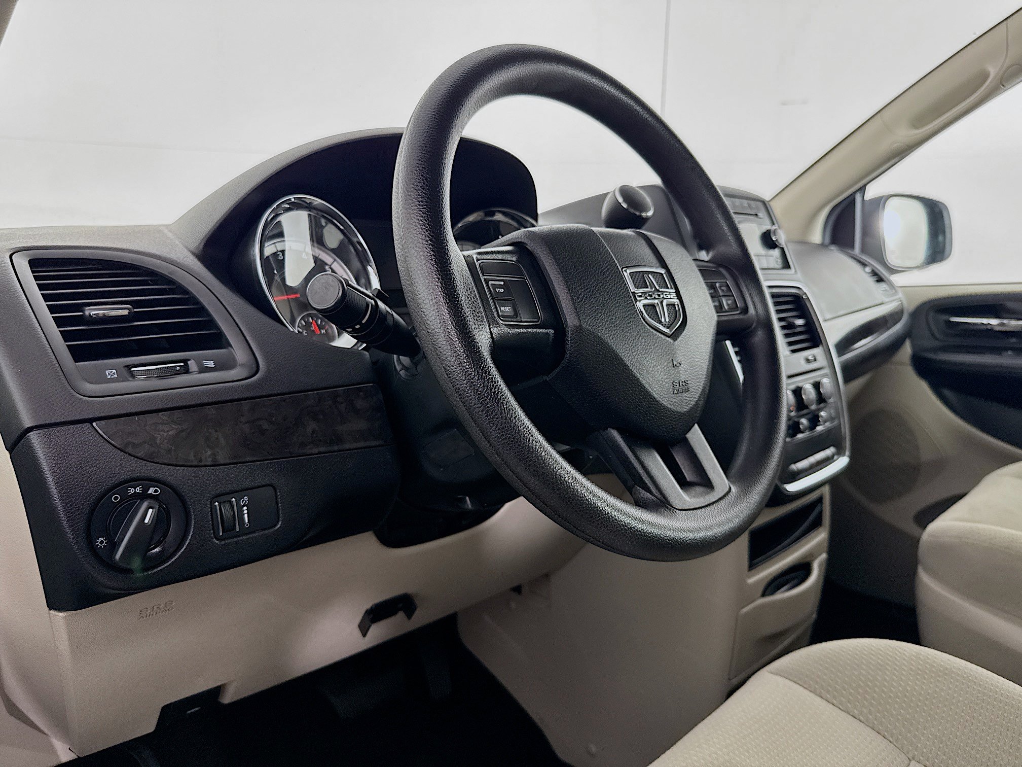 Used 2017 Dodge Grand Caravan SE FWD image 19
