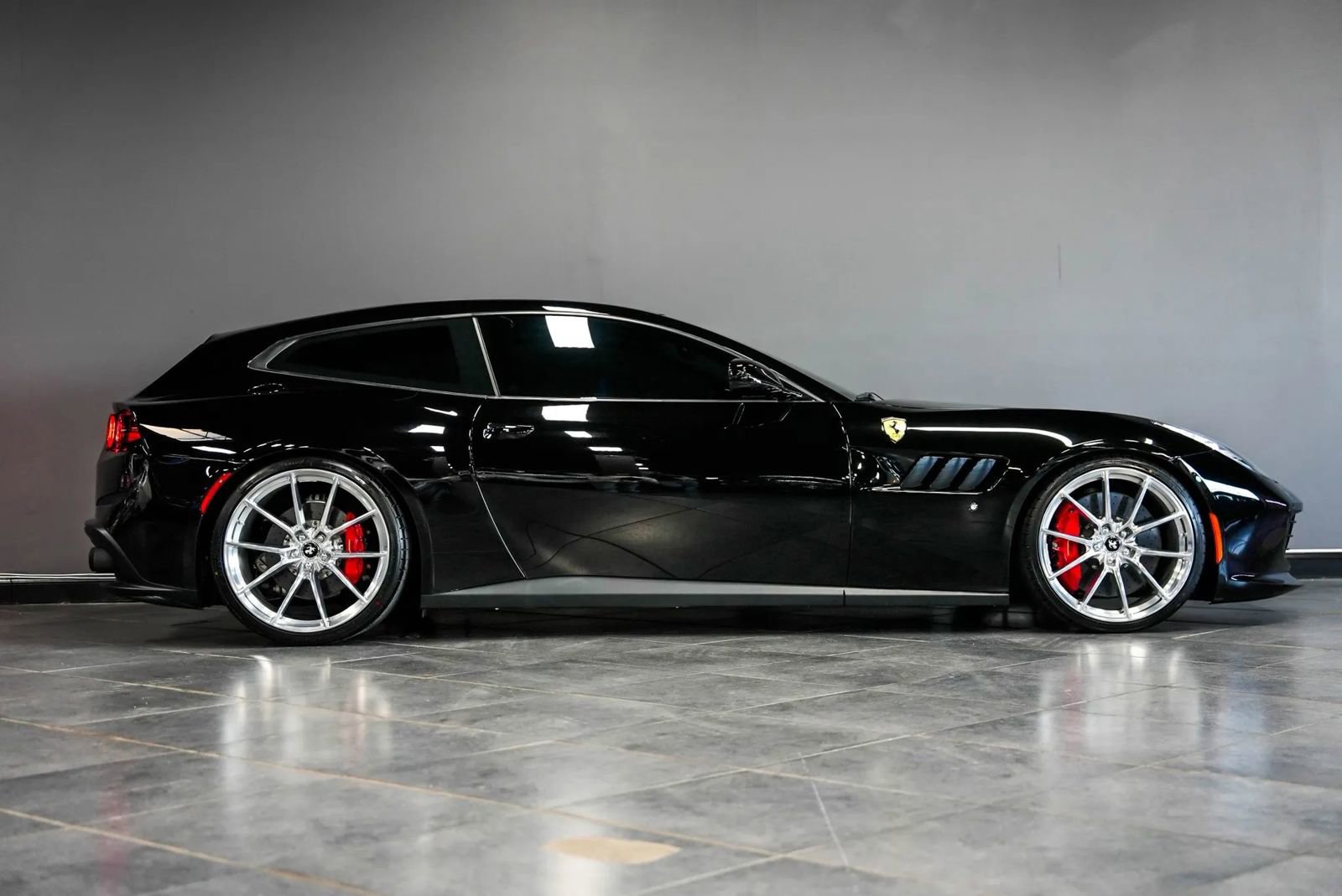 Used 2018 Ferrari GTC4Lusso AWD/4WD image 4