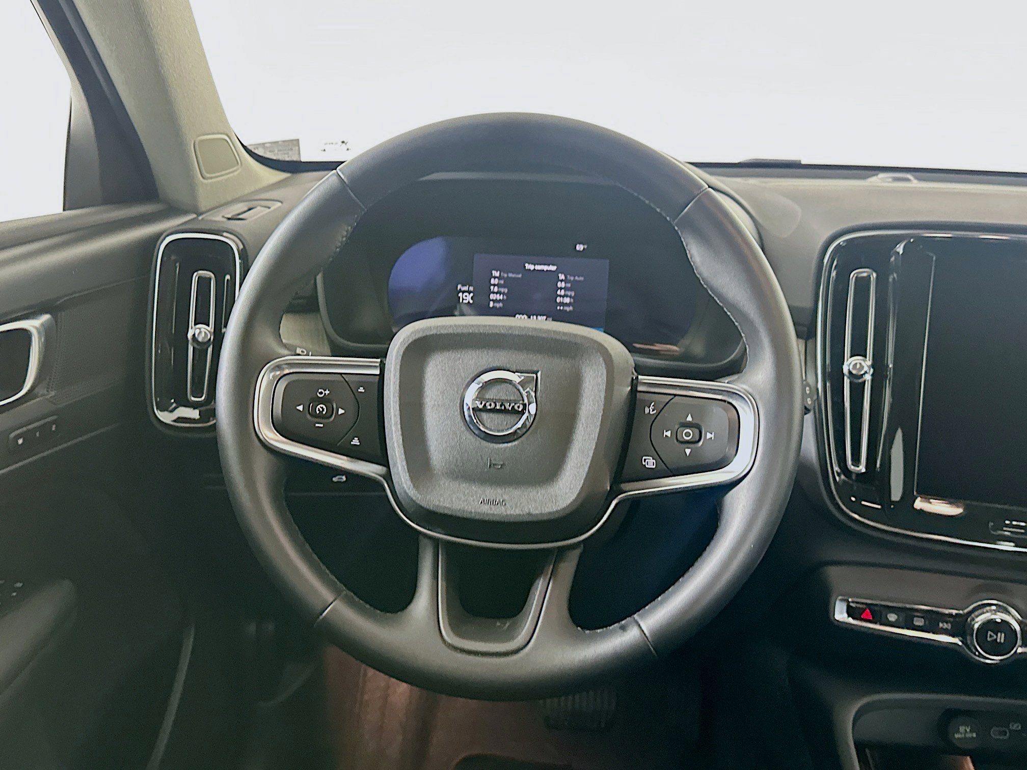 Used 2025 Volvo XC40 B5 Core image 17