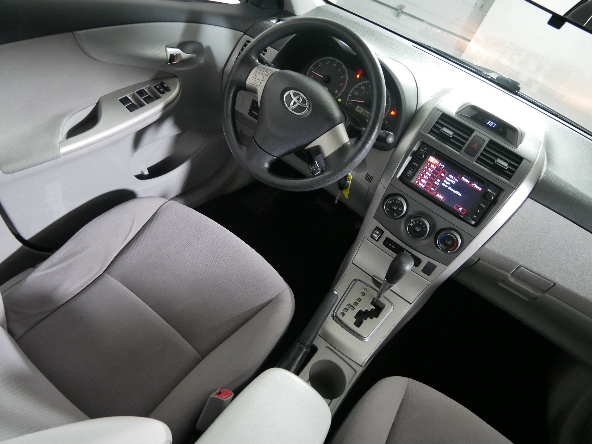 Used 2013 Toyota Corolla LE FWD image 9