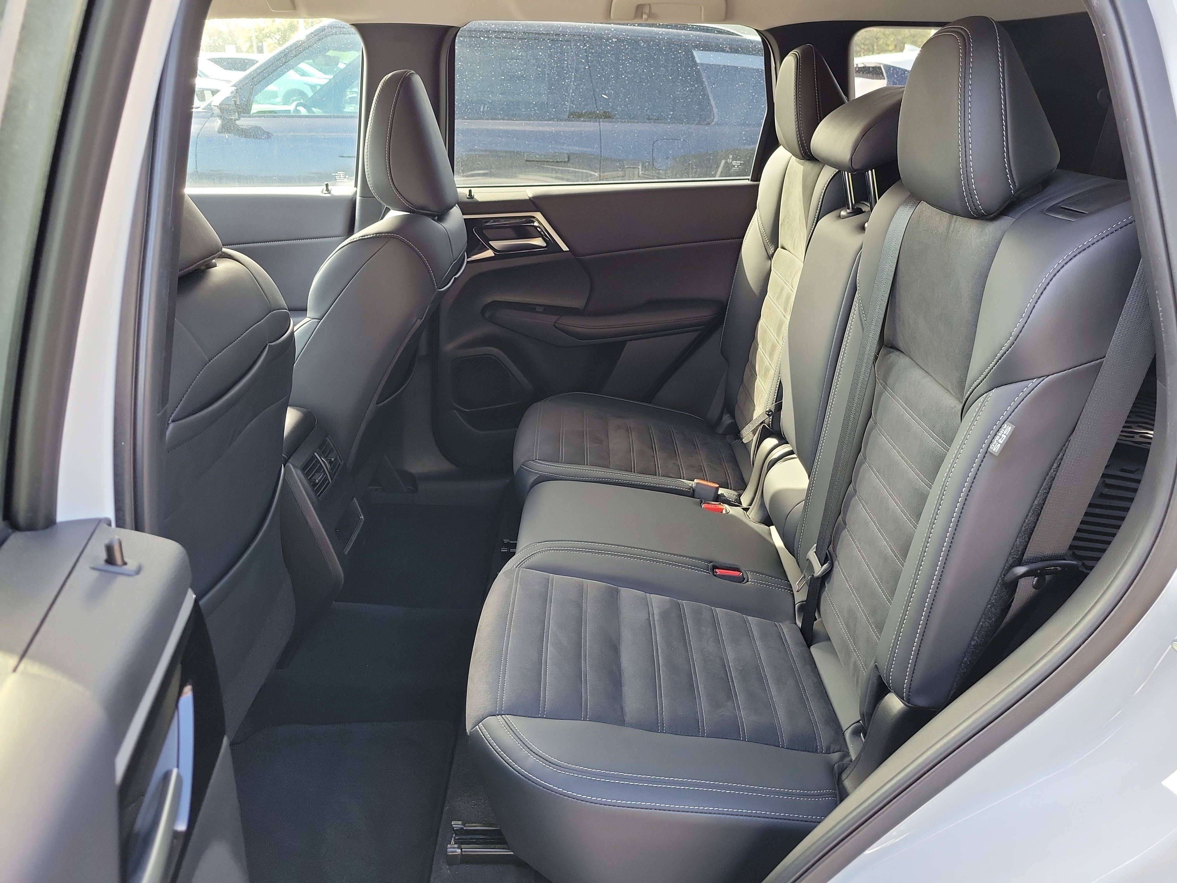 Used 2023 Mitsubishi Outlander SE AWD/4WD image 13