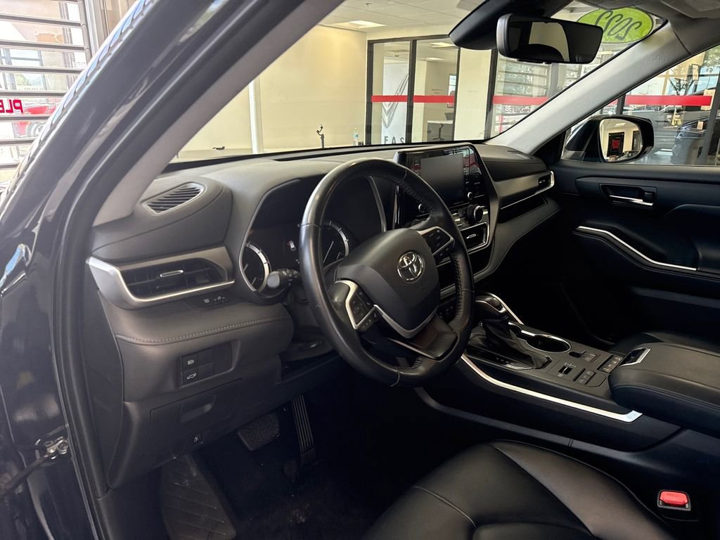 Used 2022 Toyota Highlander XLE image 6