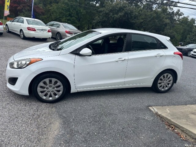 Used 2017 Hyundai Elantra GT image 2