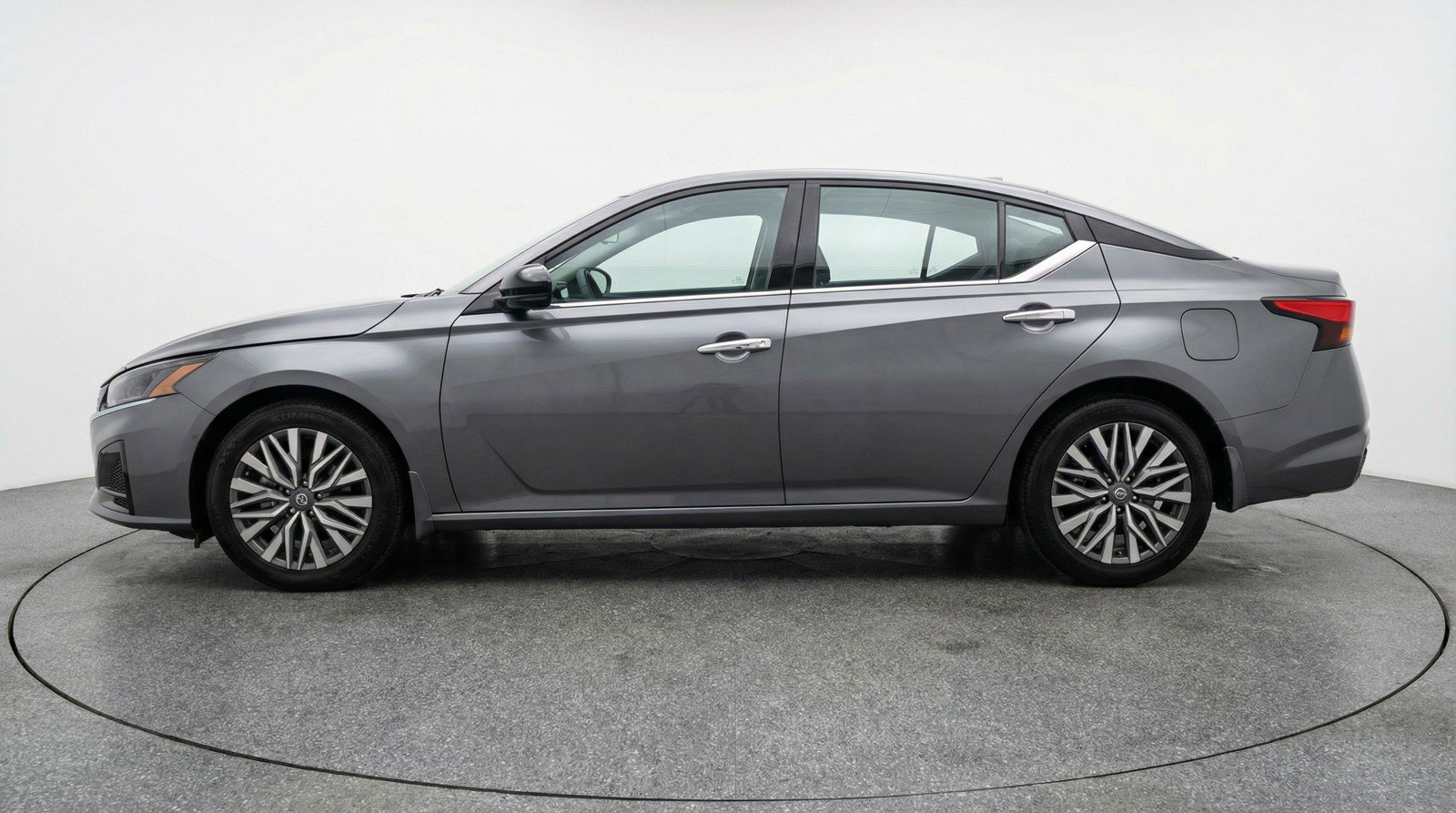Used 2025 Nissan Altima 2.5 SV FWD image 5