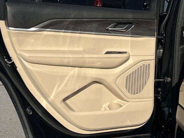 Used 2023 Jeep Grand Cherokee L Limited AWD/4WD image 18