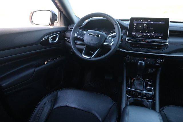 Used 2025 Jeep Compass Trailhawk AWD/4WD image 22
