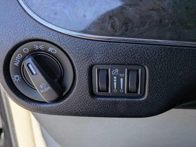 Used 2016 Chrysler Town & Country Touring-L w/ Driver Convenience Group FWD image 13
