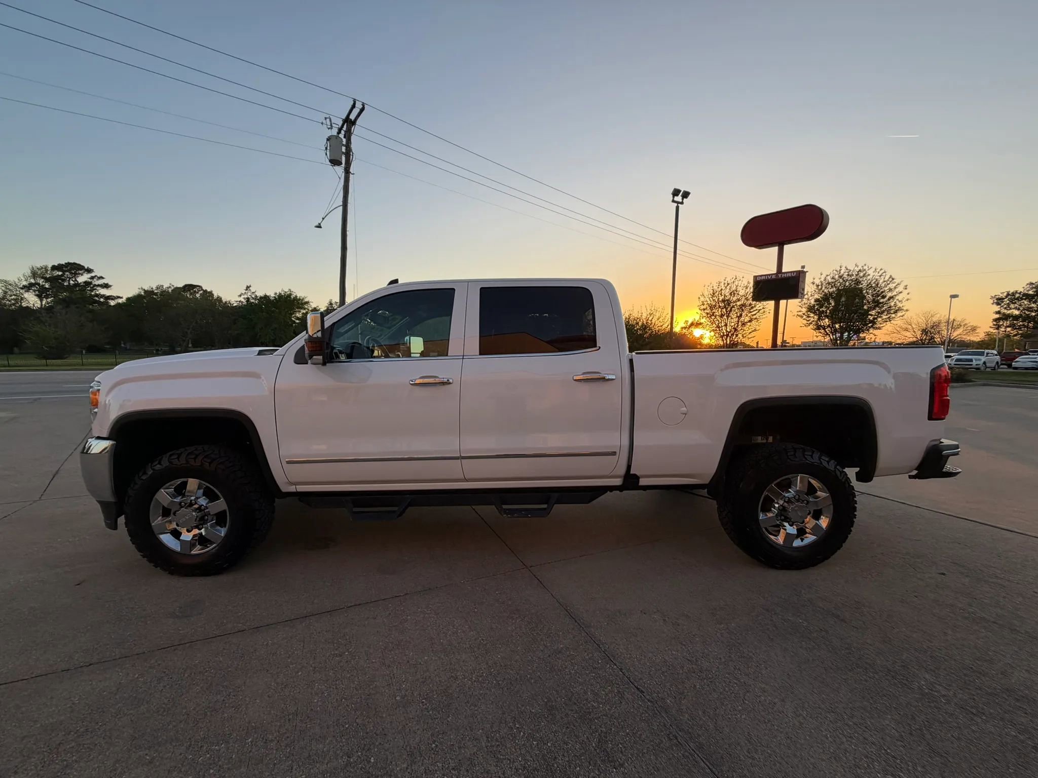 Used 2019 GMC Sierra 2500 SLT w/ Duramax Plus Package AWD/4WD image 2