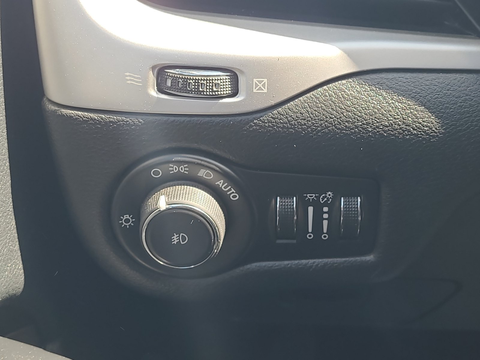 Used 2015 Jeep Cherokee Trailhawk AWD/4WD image 22