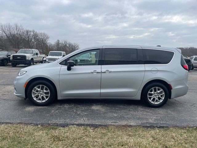 Used 2024 Chrysler Pacifica Touring-L image 11