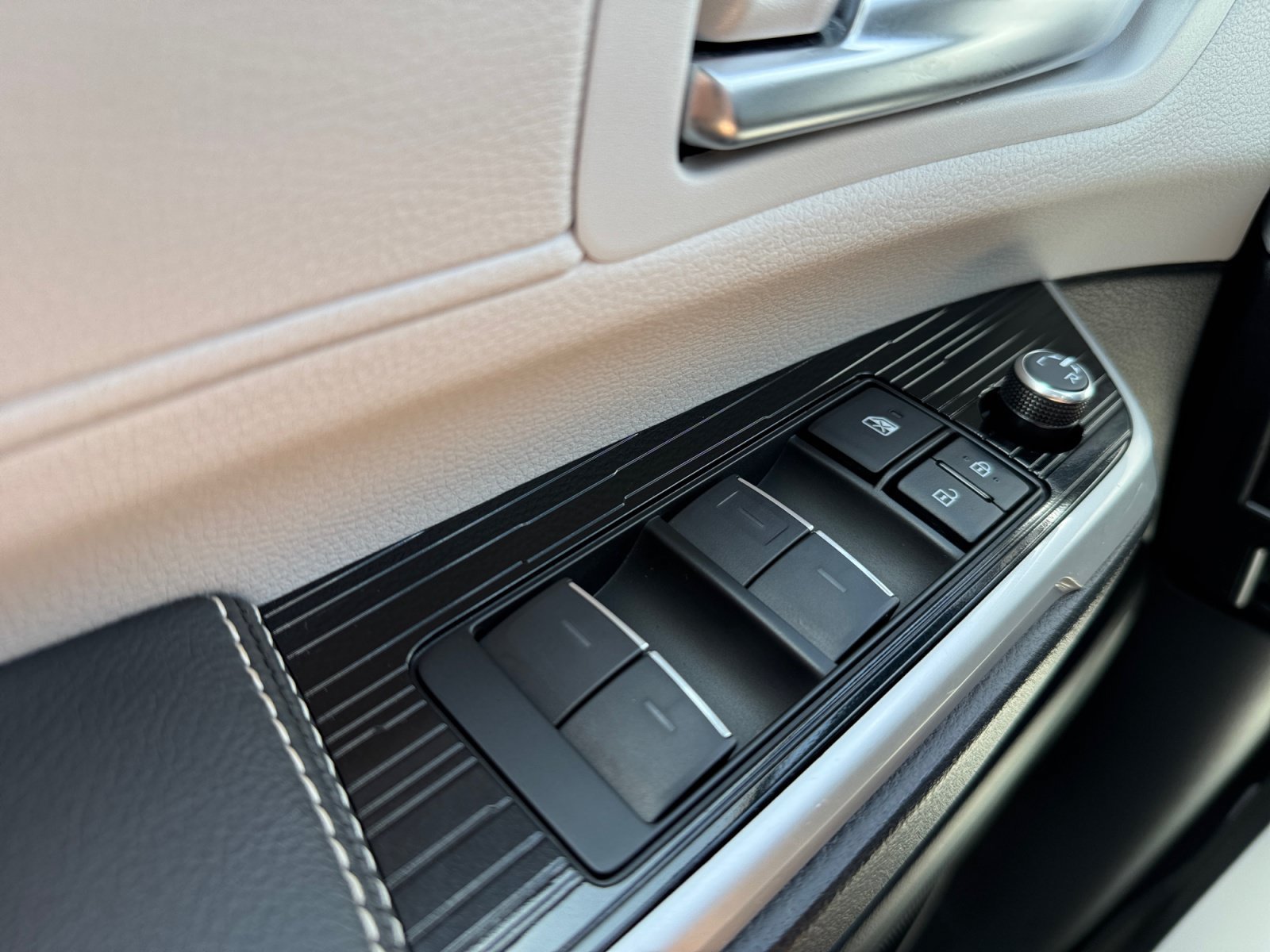 Used 2025 Toyota Sienna XSE AWD/4WD image 19