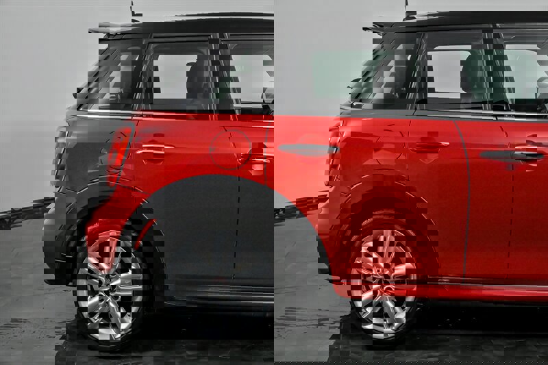 Used 2015 MINI Cooper 4-Door Hardtop image 11