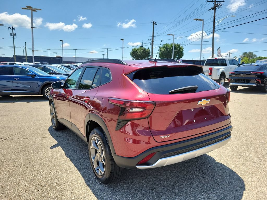 Used 2025 Chevrolet Trax LT FWD image 3