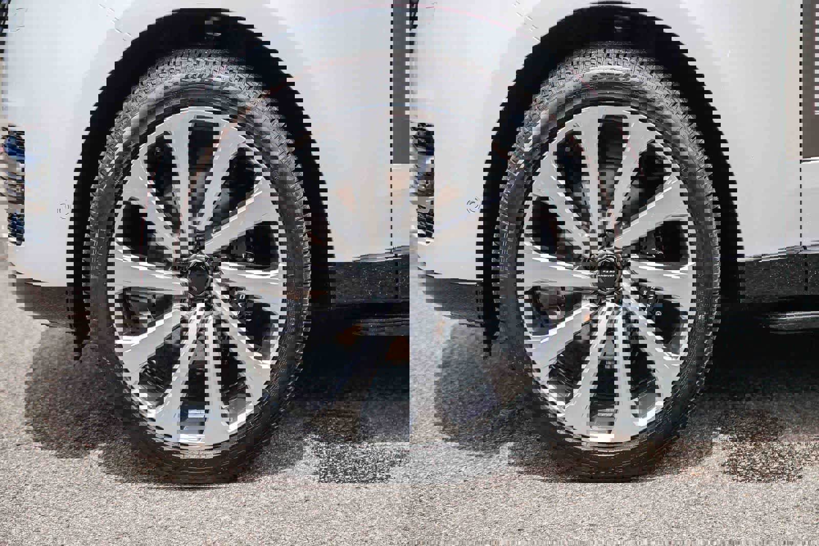 New 2026 Land Rover Range Rover SE image 9