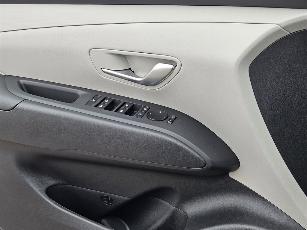 Used 2025 Hyundai Tucson SE image 16