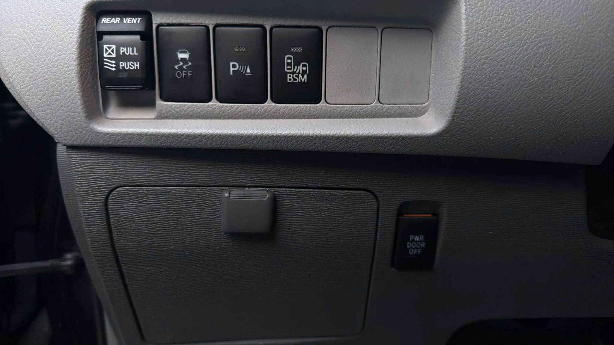 Used 2017 Toyota Sienna XLE Premium image 42