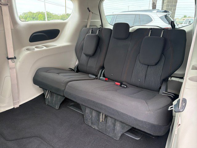 Used 2017 Chrysler Pacifica Touring w/ Tire & Wheel Group FWD image 21