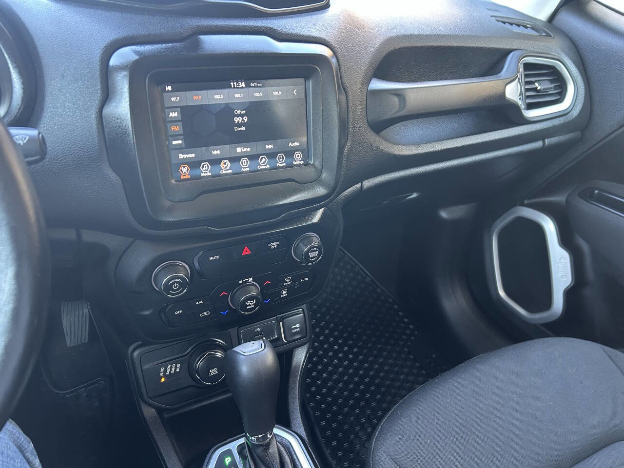 Used 2018 Jeep Renegade Latitude w/ Cold Weather Group AWD/4WD image 24