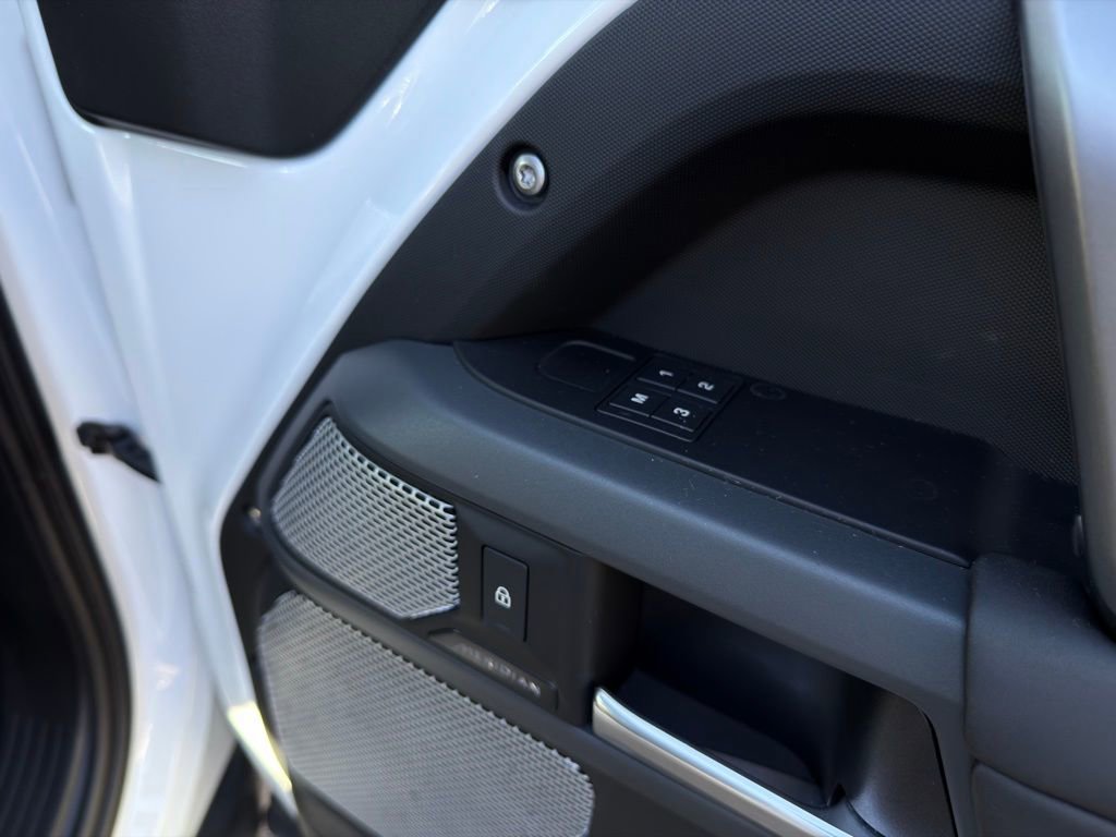 Used 2024 Land Rover Defender 130 X-Dynamic SE image 33