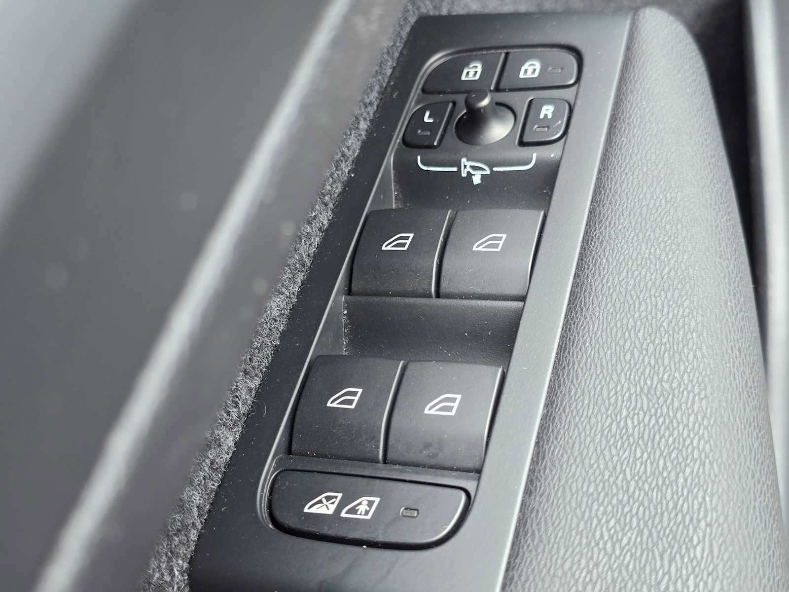 Certified 2023 Volvo XC40 Recharge Ultimate AWD/4WD image 22
