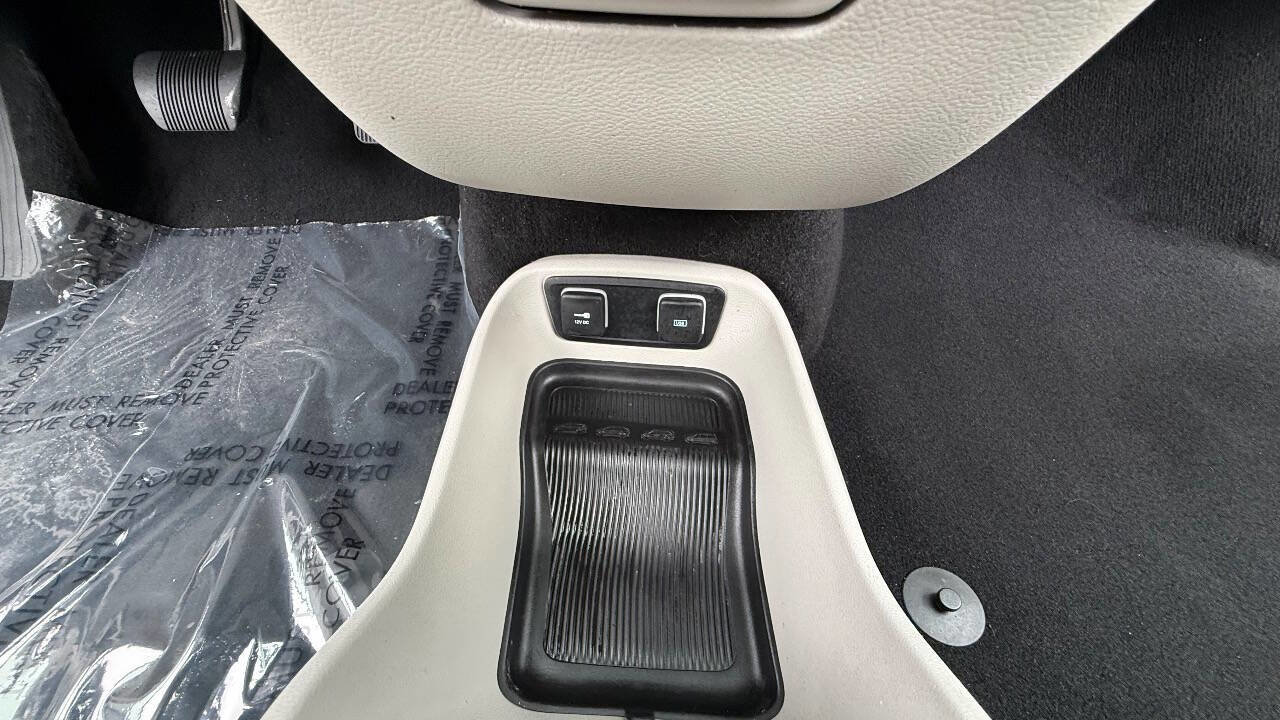 Used 2017 Chrysler Pacifica Touring FWD image 71