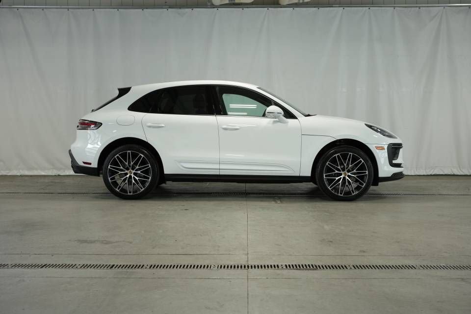 Certified 2025 Porsche Macan AWD/4WD image 8