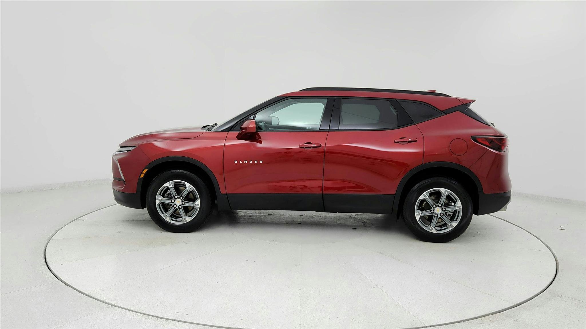 Used 2024 Chevrolet Blazer LT w/ Convenience Package FWD image 2