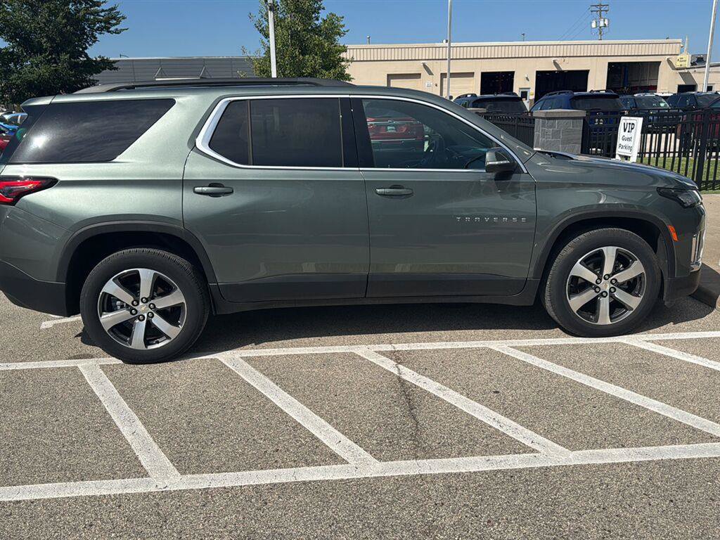 Used 2023 Chevrolet Traverse LT w/ LT Premium Package AWD/4WD image 19