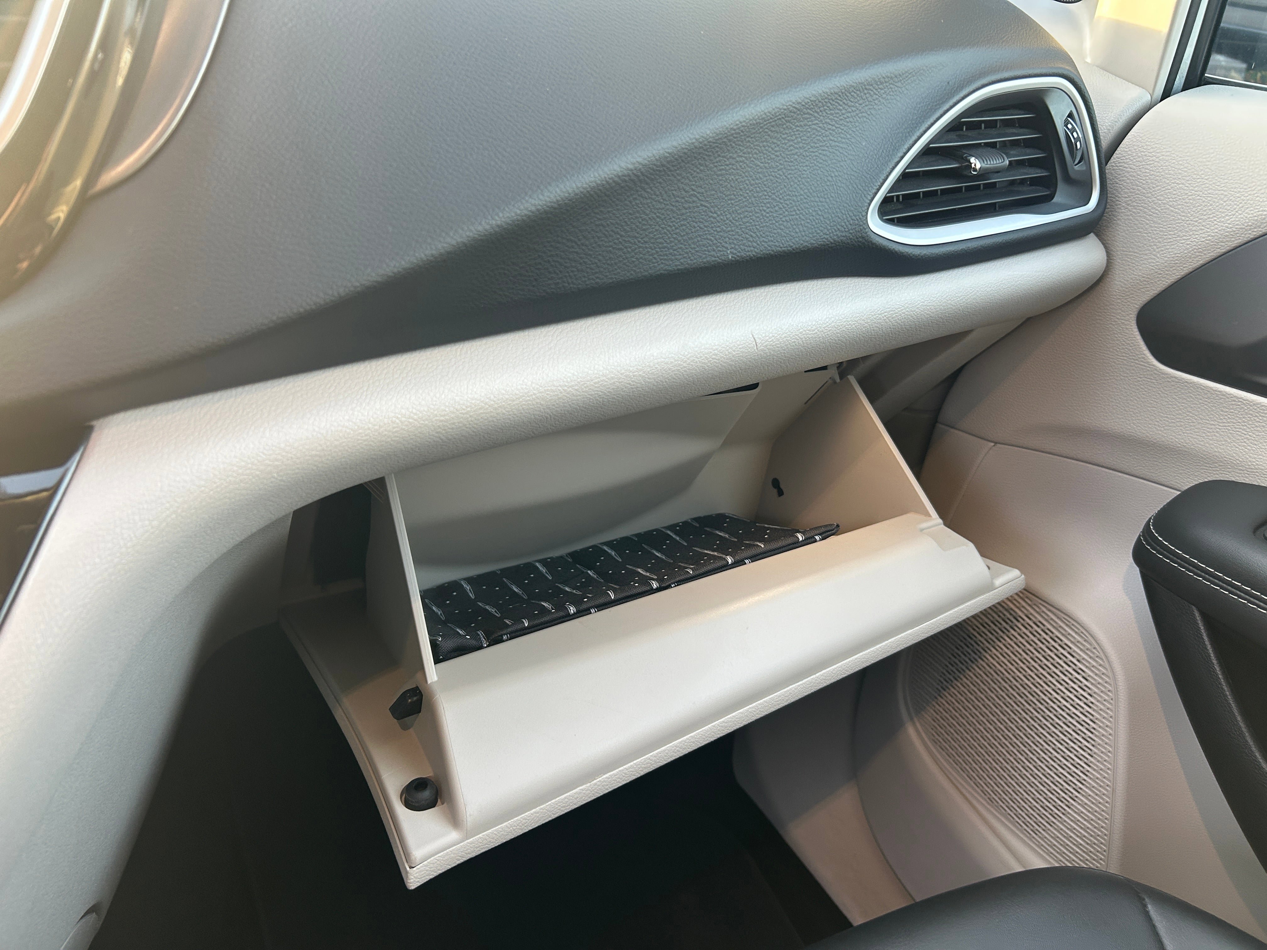 Used 2024 Chrysler Pacifica Touring-L image 27