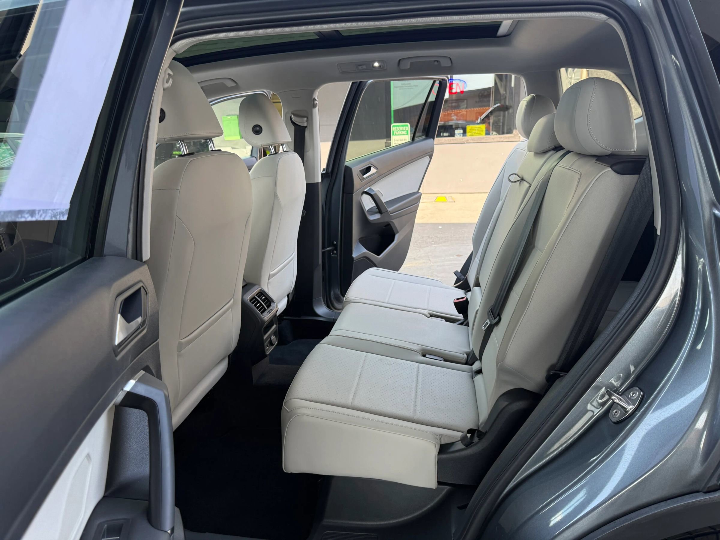 Used 2019 Volkswagen Tiguan SE w/ Panoramic Sunroof Package image 17