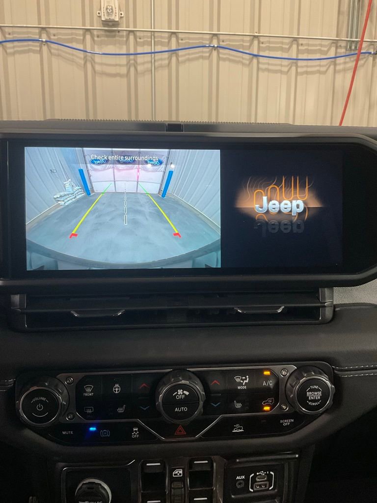 Used 2025 Jeep Wrangler Unlimited Sahara image 18