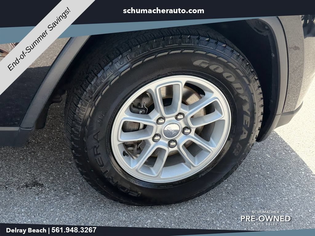 Used 2019 Jeep Grand Cherokee Laredo AWD/4WD image 9