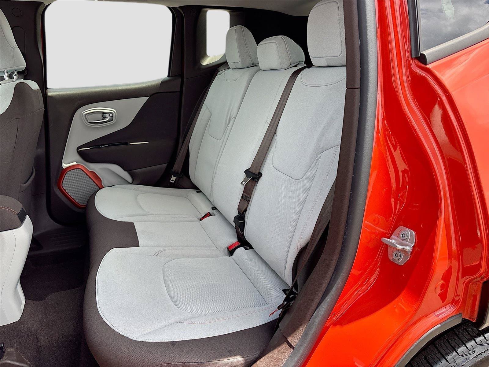 Used 2015 Jeep Renegade Latitude FWD image 22