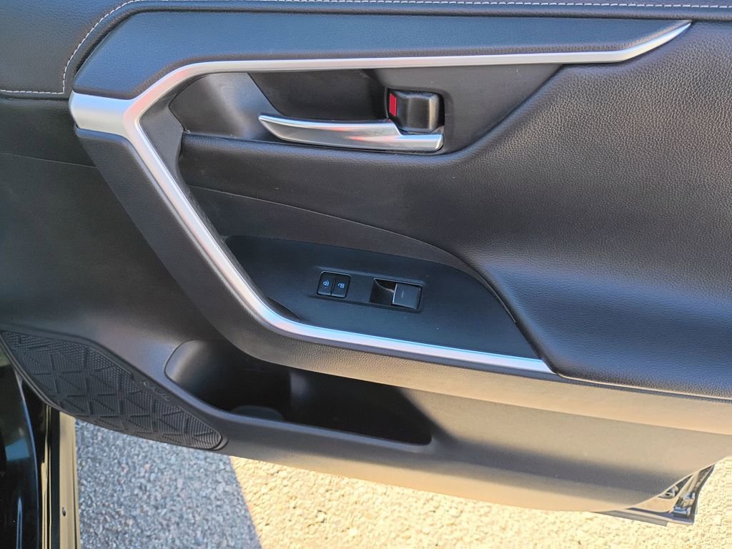 Used 2022 Toyota RAV4 Limited image 16