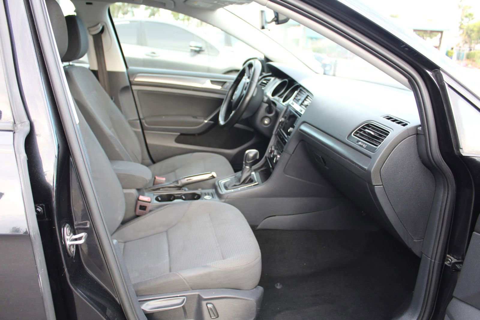 Used 2019 Volkswagen Golf S image 10