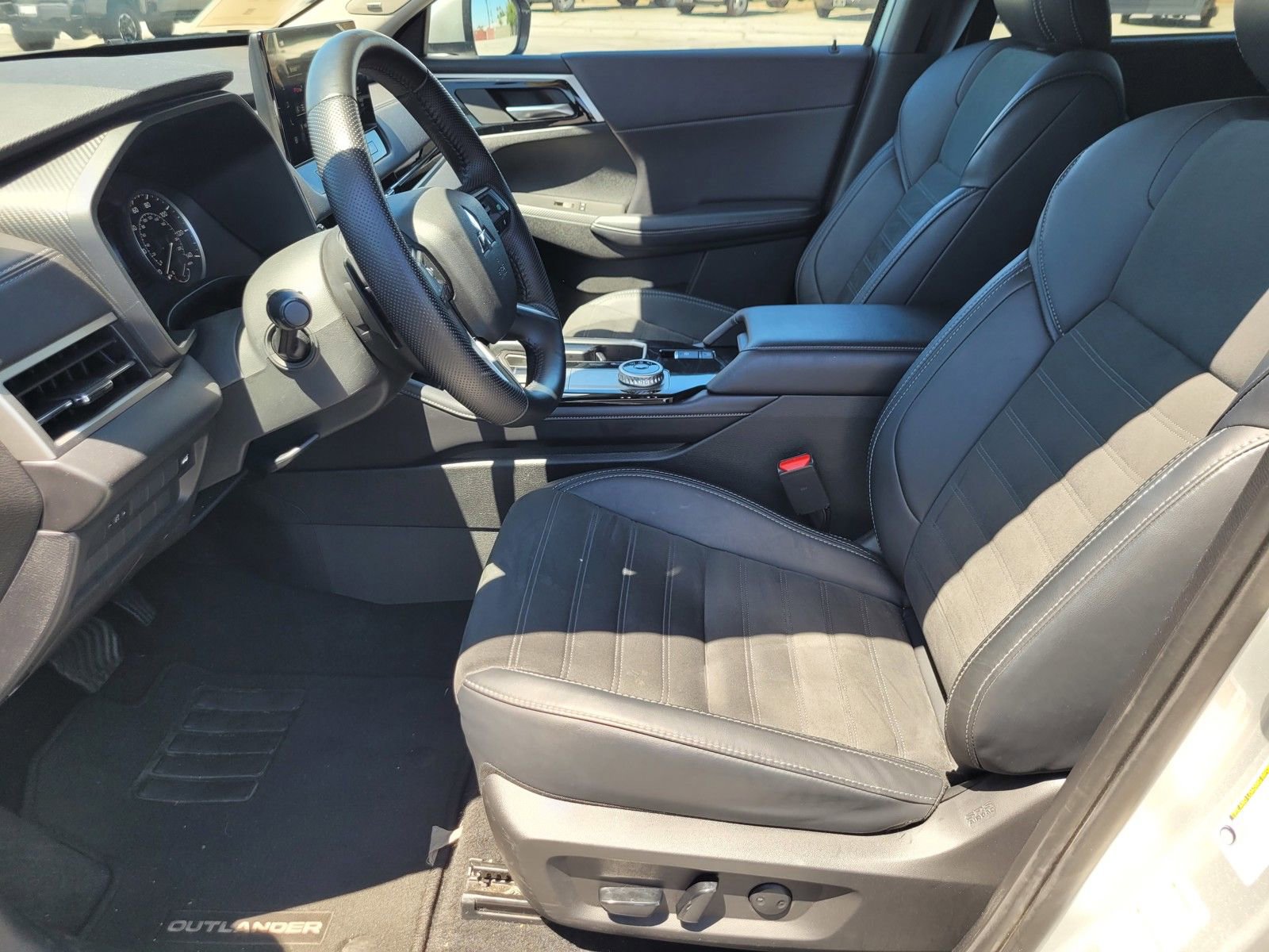 Used 2025 Mitsubishi Outlander SE FWD image 15