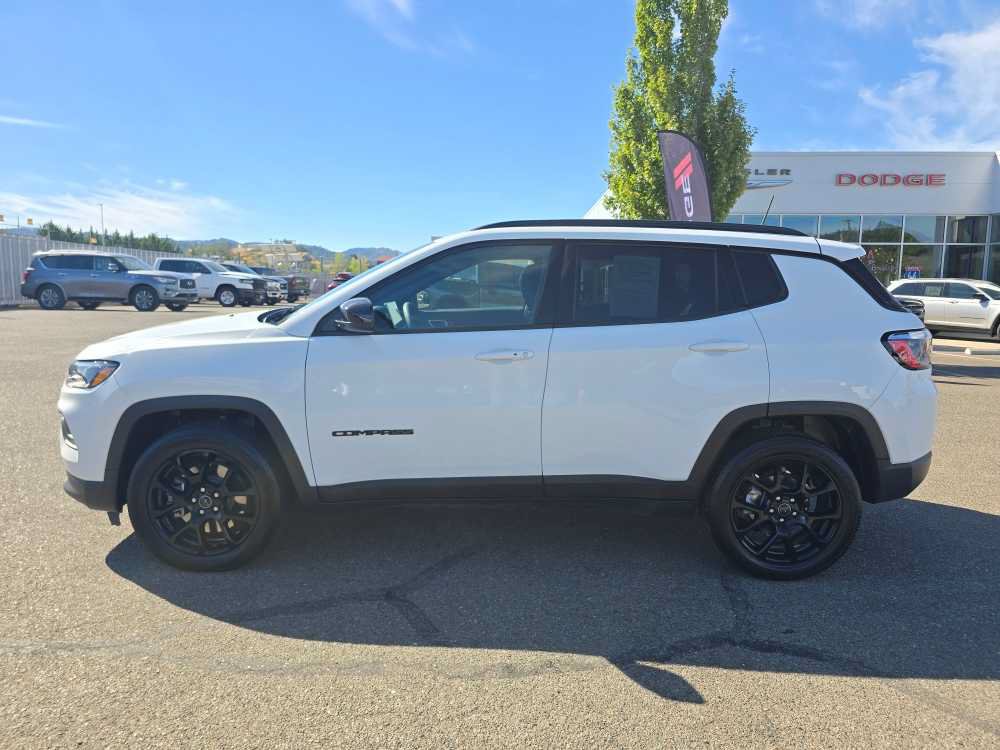 Used 2025 Jeep Compass Latitude w/ Altitude Special Edition AWD/4WD image 2