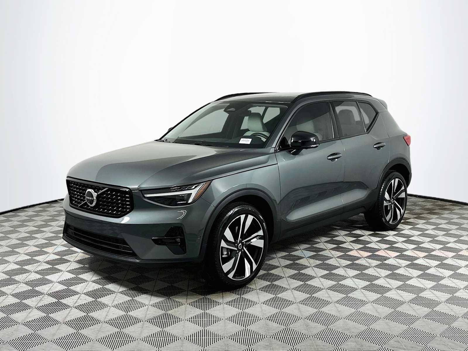 Used 2026 Volvo XC40 B5 Ultra w/ Climate Package AWD/4WD image 3