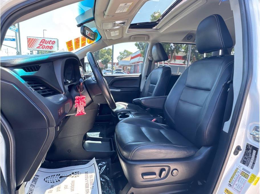 Used 2015 Toyota Sienna SE w/ SE Preferred Package FWD image 15