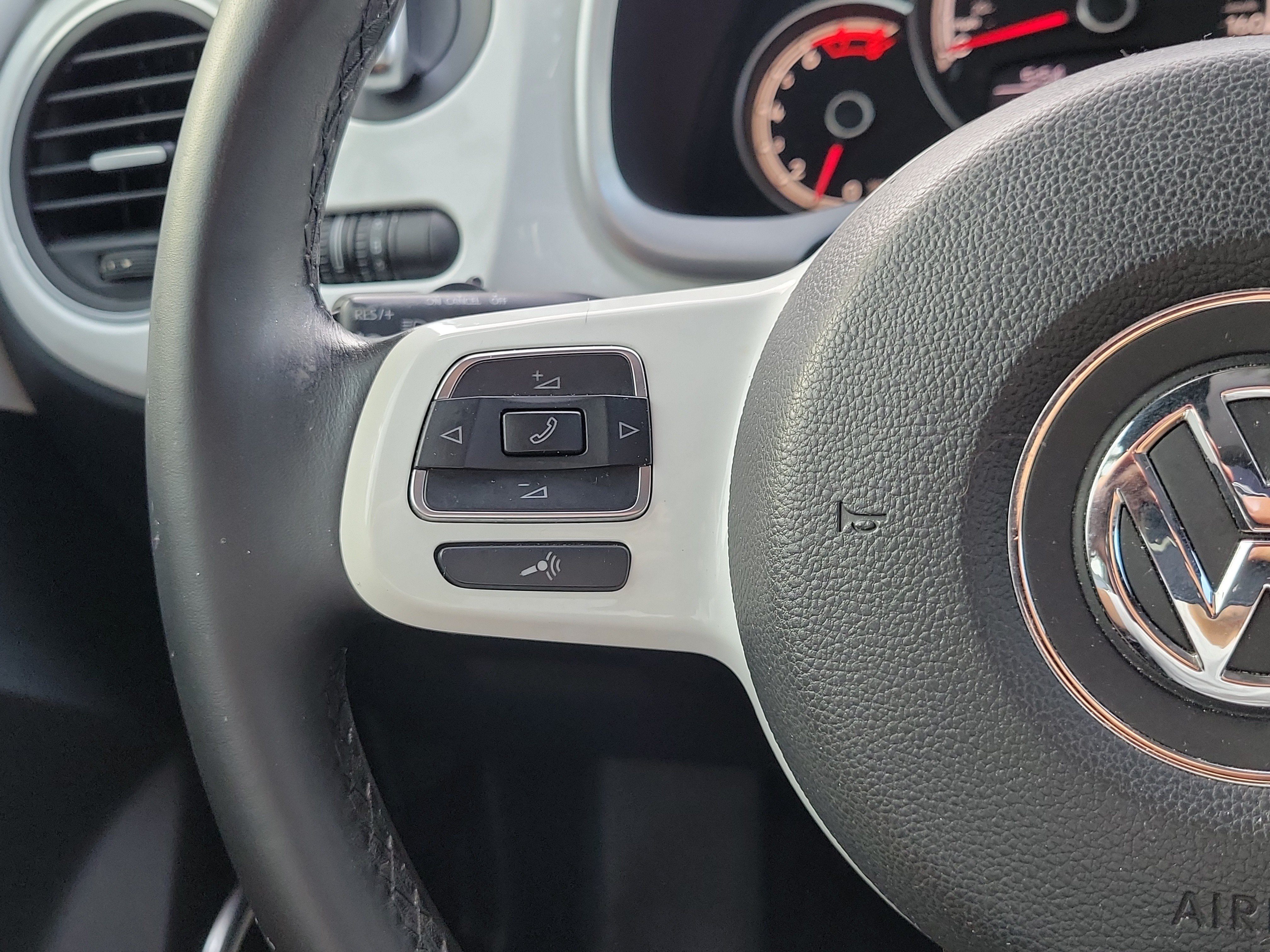 Used 2019 Volkswagen Beetle 2.0T SE FWD image 17