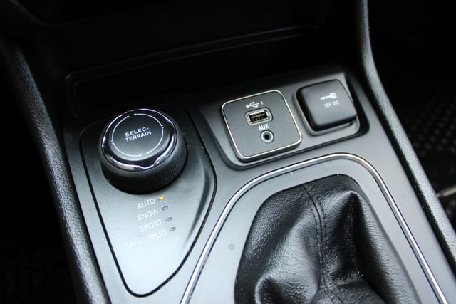 Used 2019 Jeep Cherokee Latitude Plus w/ Cold Weather Group AWD/4WD image 25