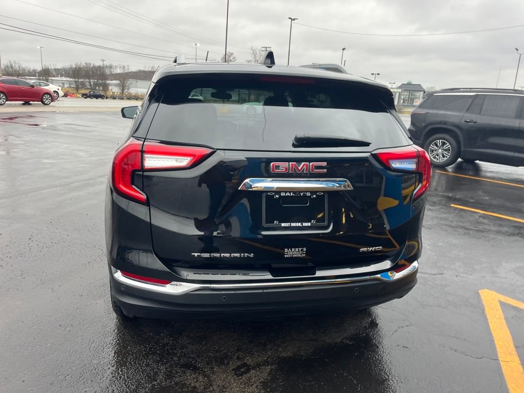 Used 2024 GMC Terrain SLT w/ Tech Package image 4