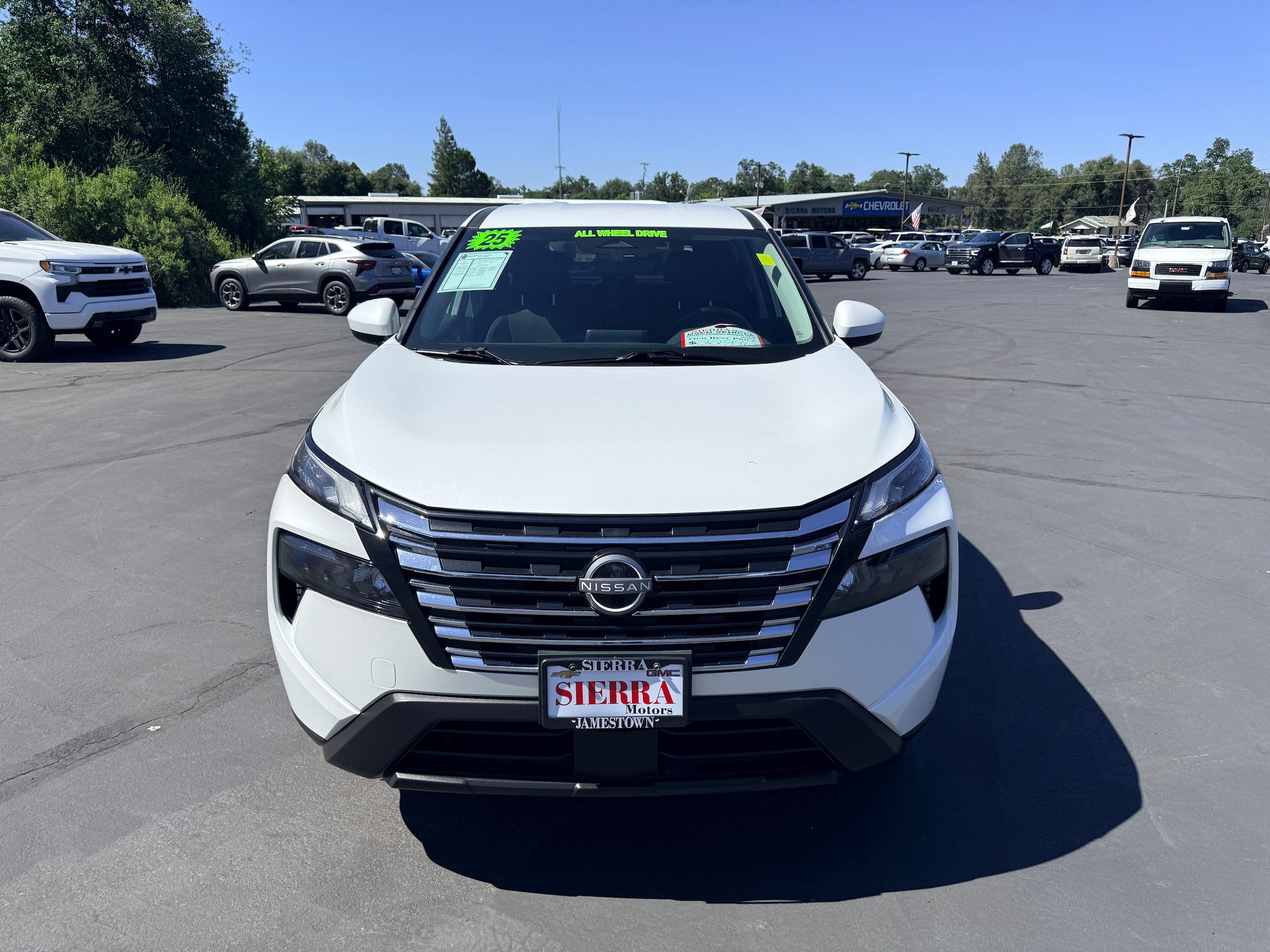 Used 2025 Nissan Rogue SV AWD/4WD image 3